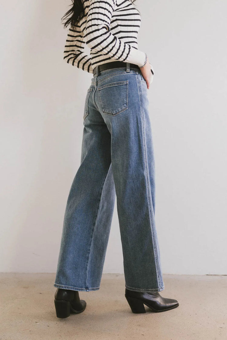 Two back pockets denim in medium wash