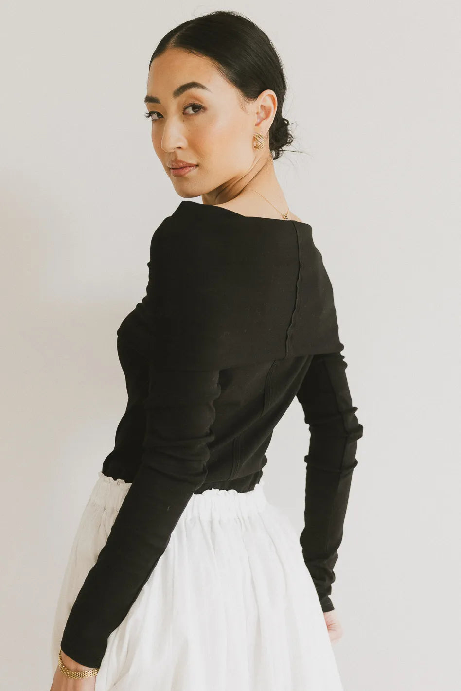 Plain color to pin black