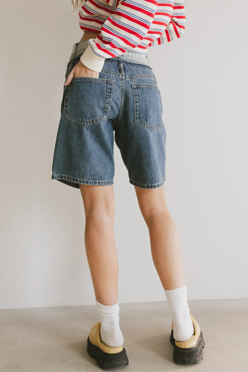 Two back pockets denim shorts