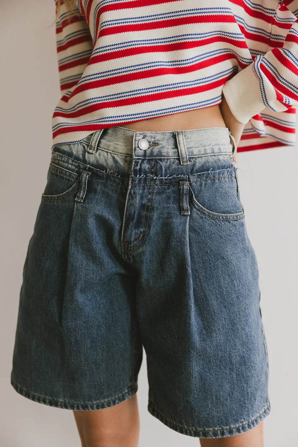 Two hand pockets denim in medium wash