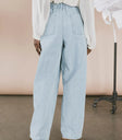 Two back pockets denim in light wash