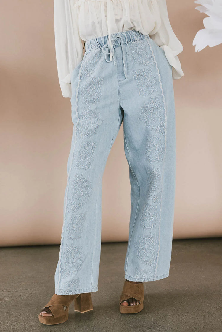 Elastic waist denim in light wash