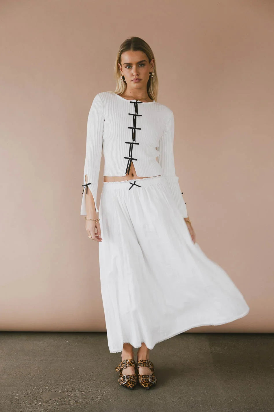 Black bows top in white