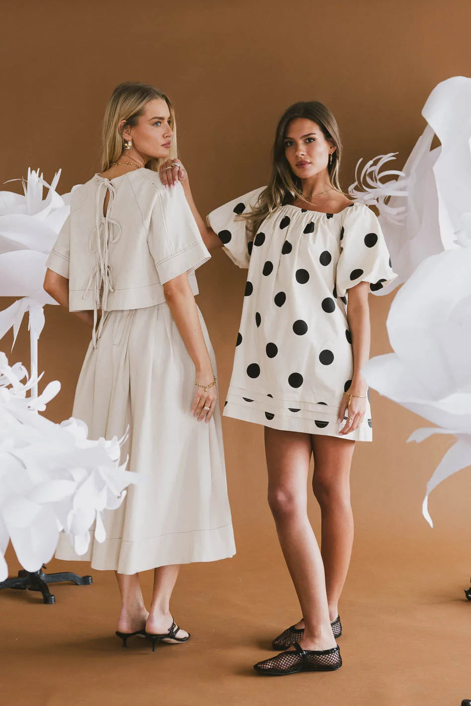 Puff shoulders polka dot dress in oatmeal