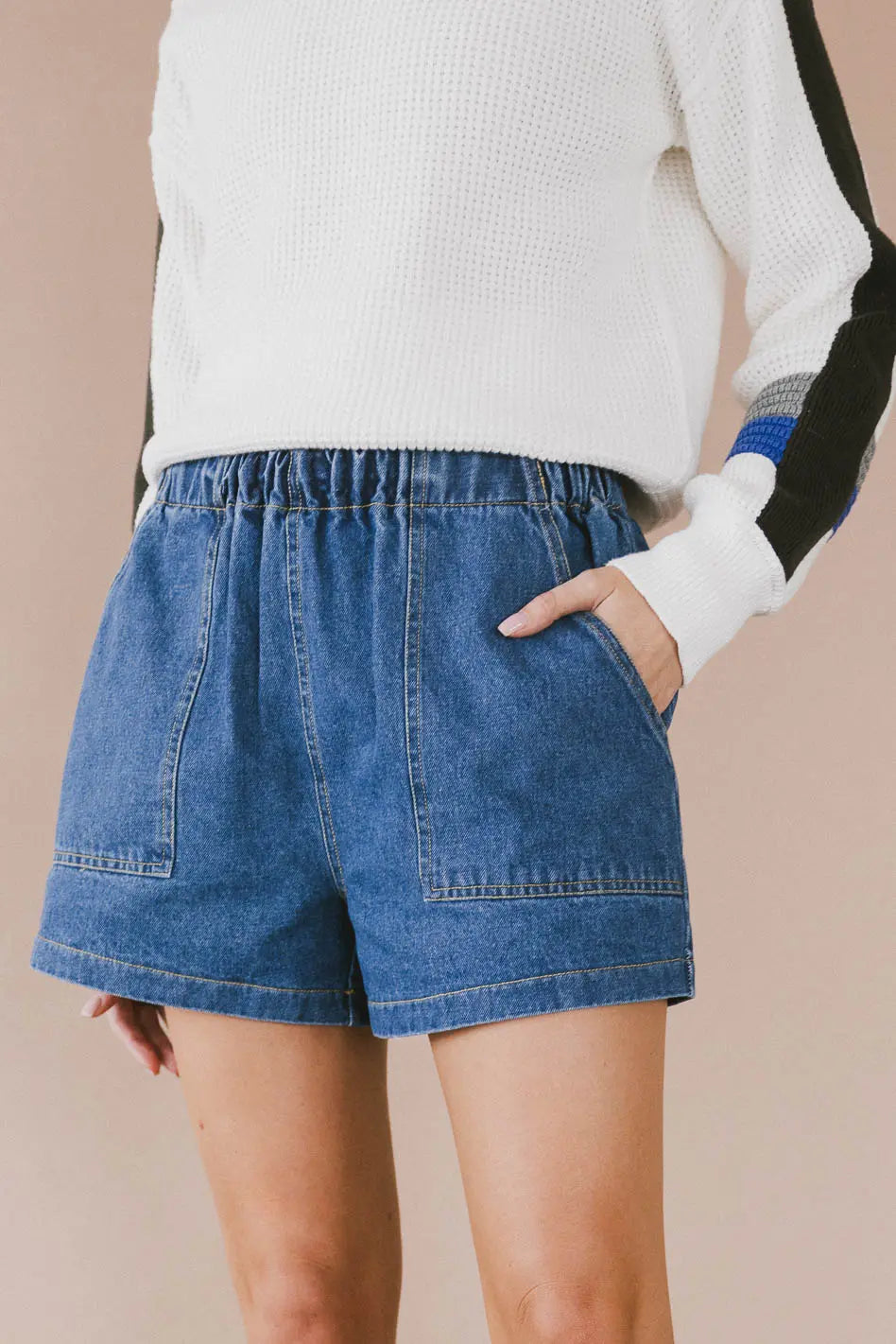 Two hand pockets denim shorts