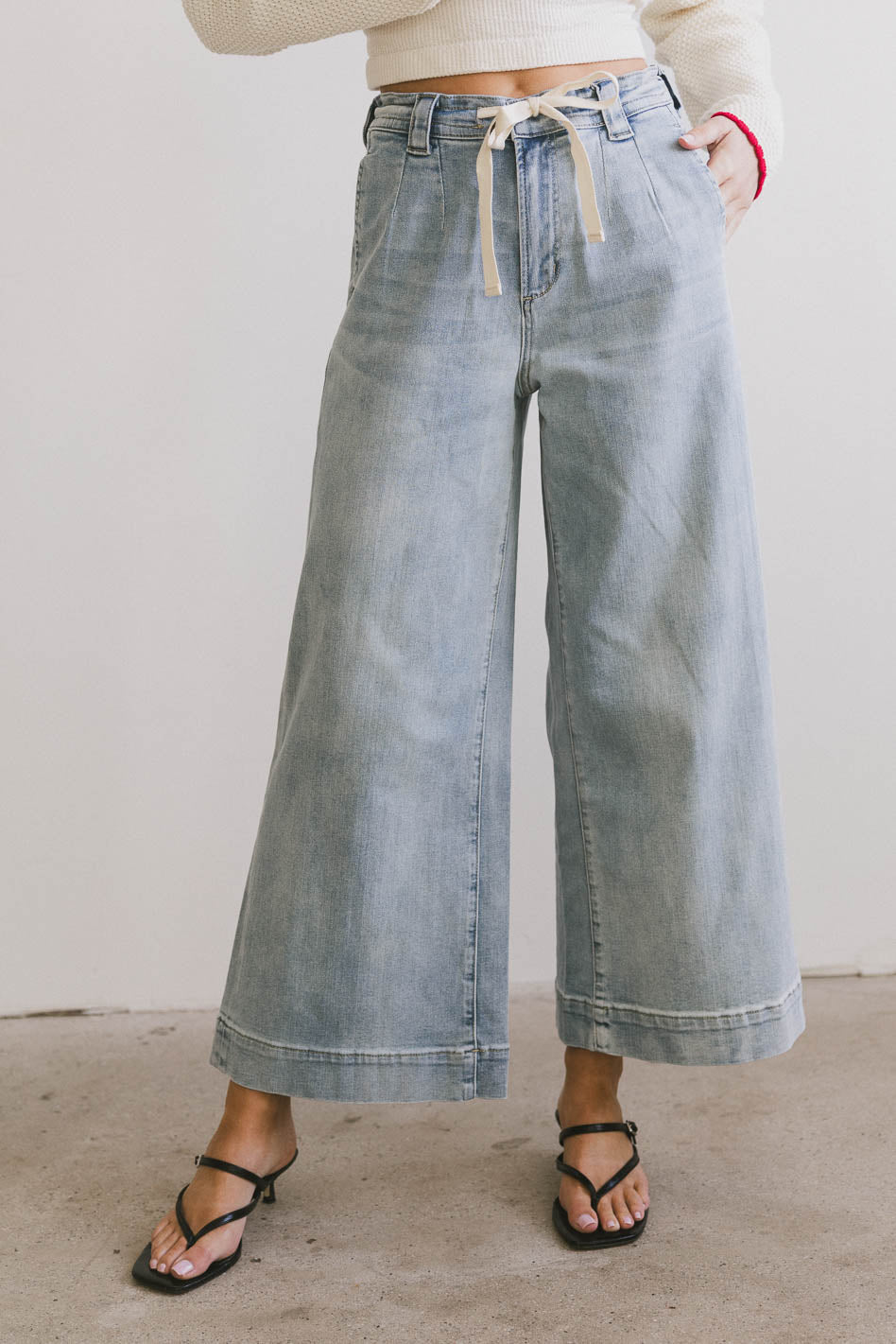 Two hand pockets denim in light wash