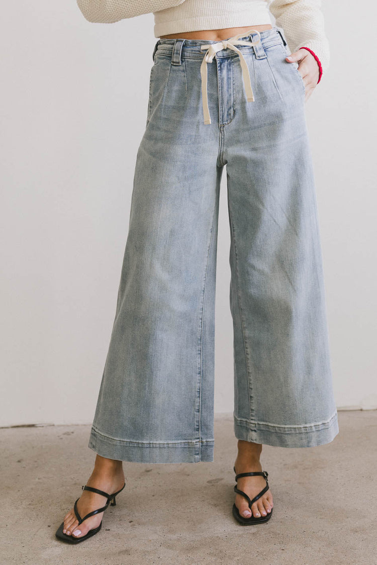 Two hand pockets denim in light wash