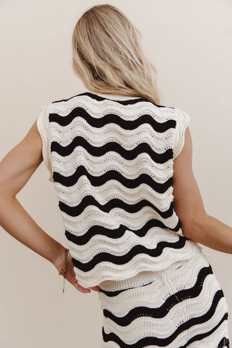 Plain color top in striped black