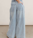 Two back pockets denim in light wash