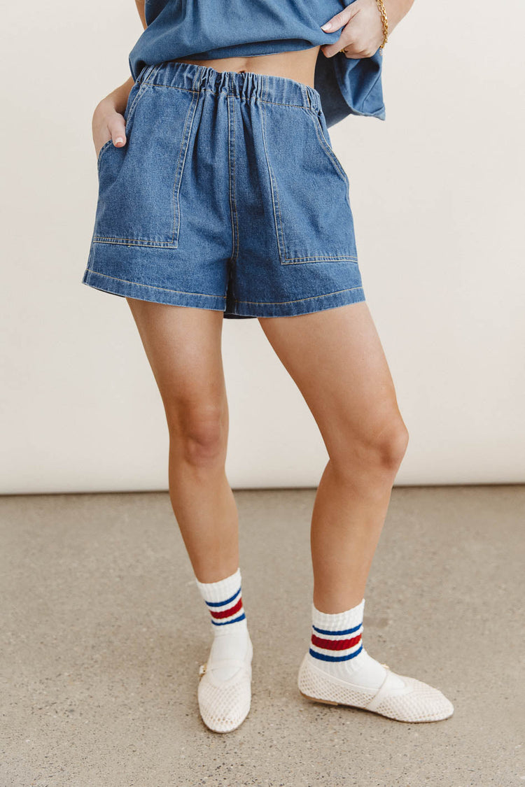 Two hand pockets denim in dark wash