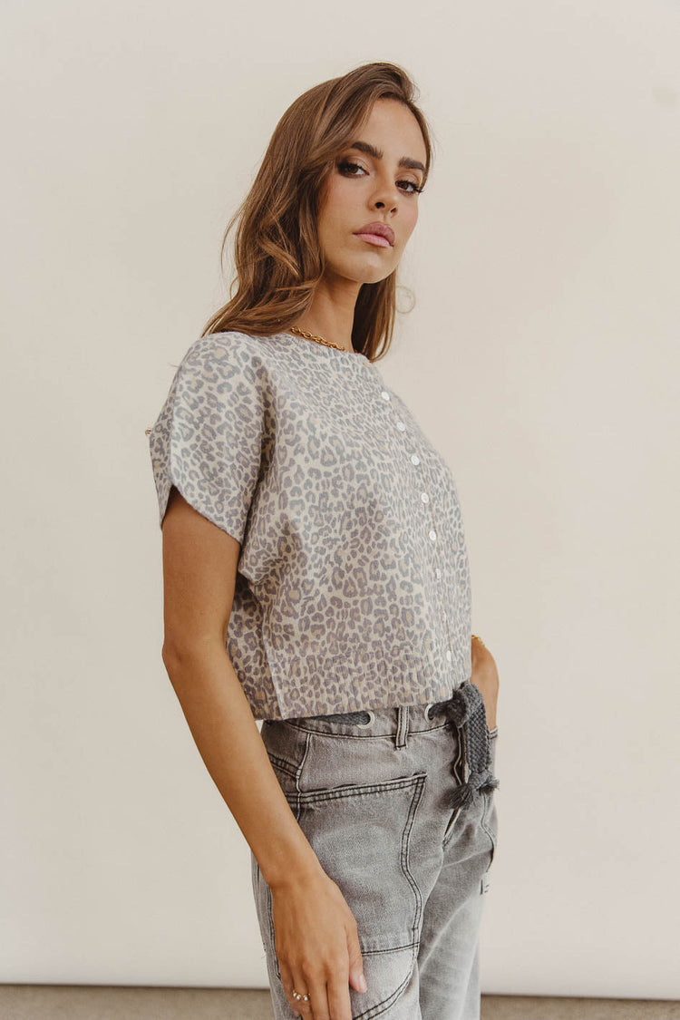 Short sleeves top in leopard print