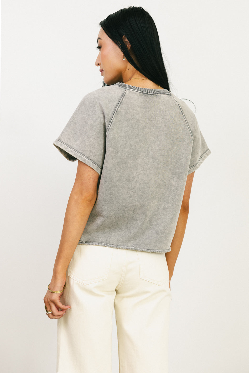 gray short sleeve shirt