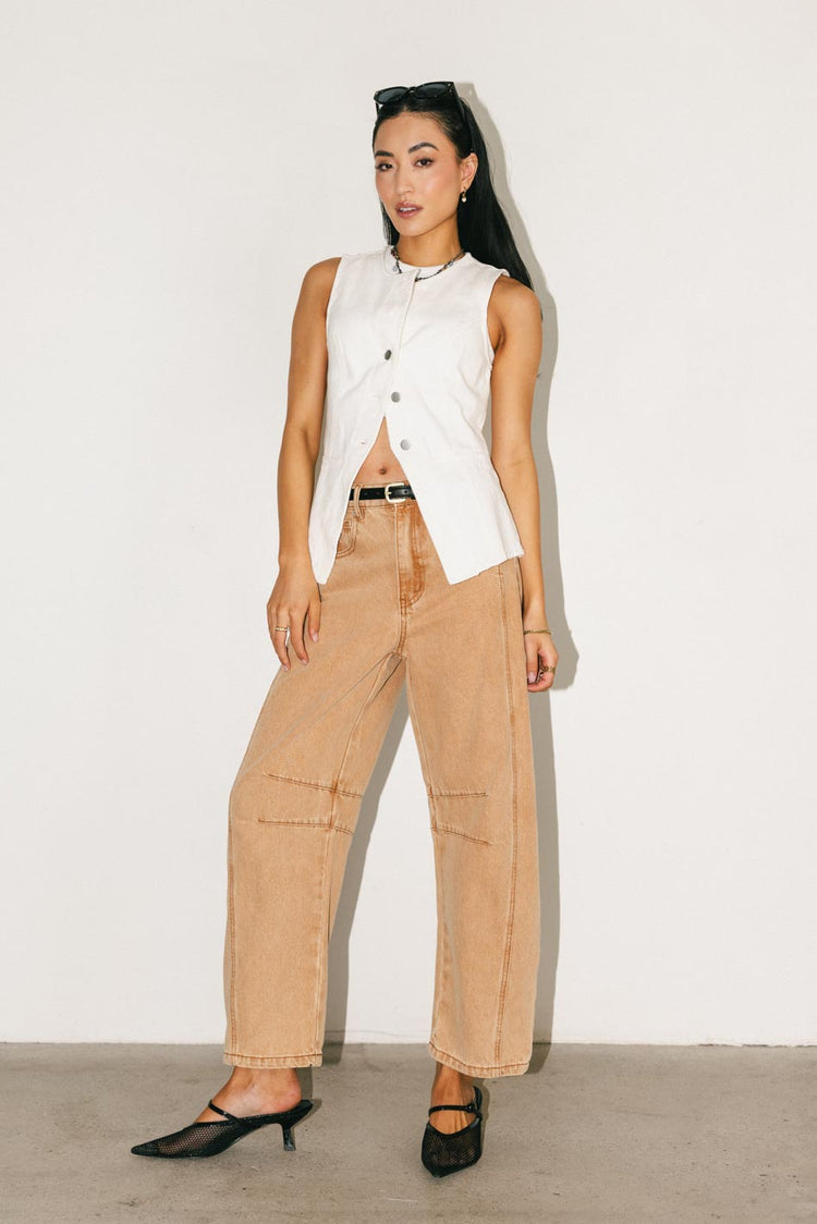 Barrel denim in brown