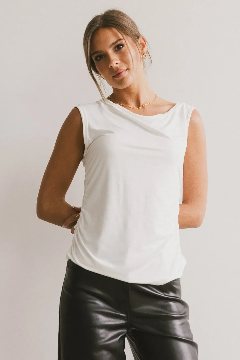Round neck top in white