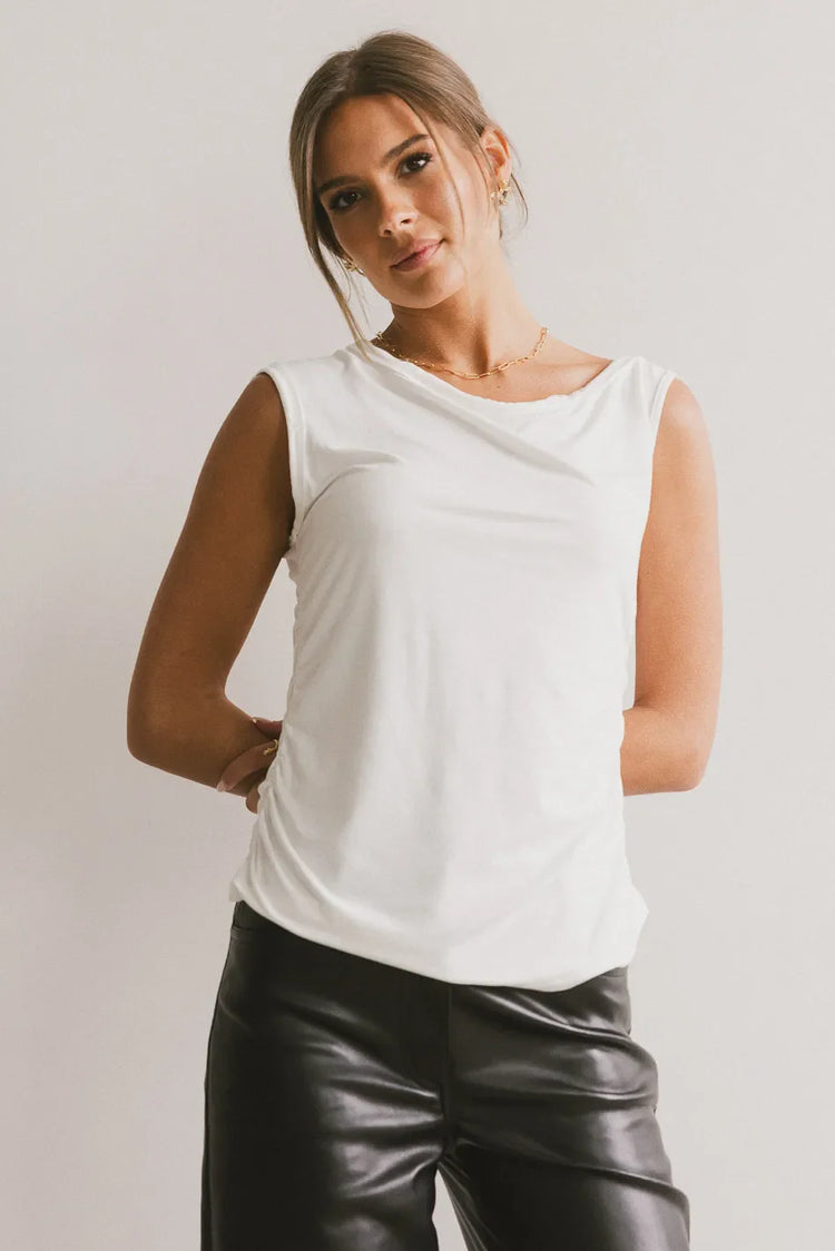 Round neck top in white