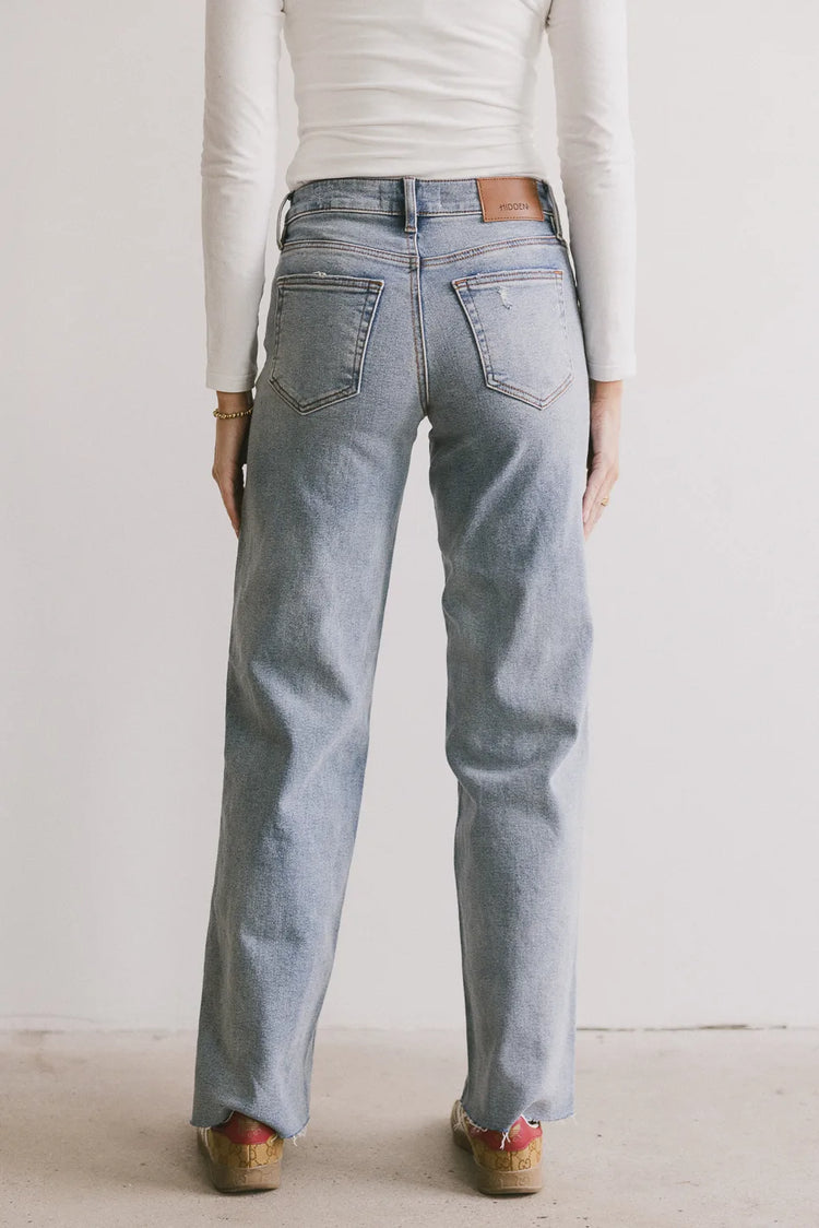 Two back pockets denim in light wash