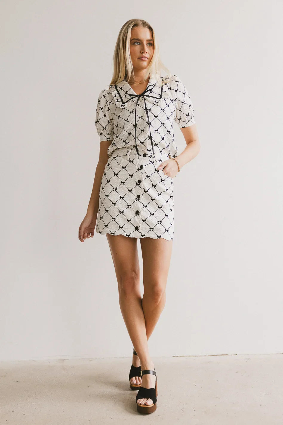 Two hand pockets mini skirt in cream