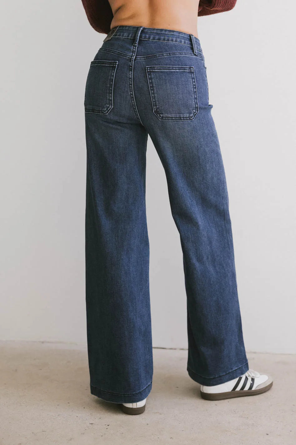 Two back pockets pants in medium wash