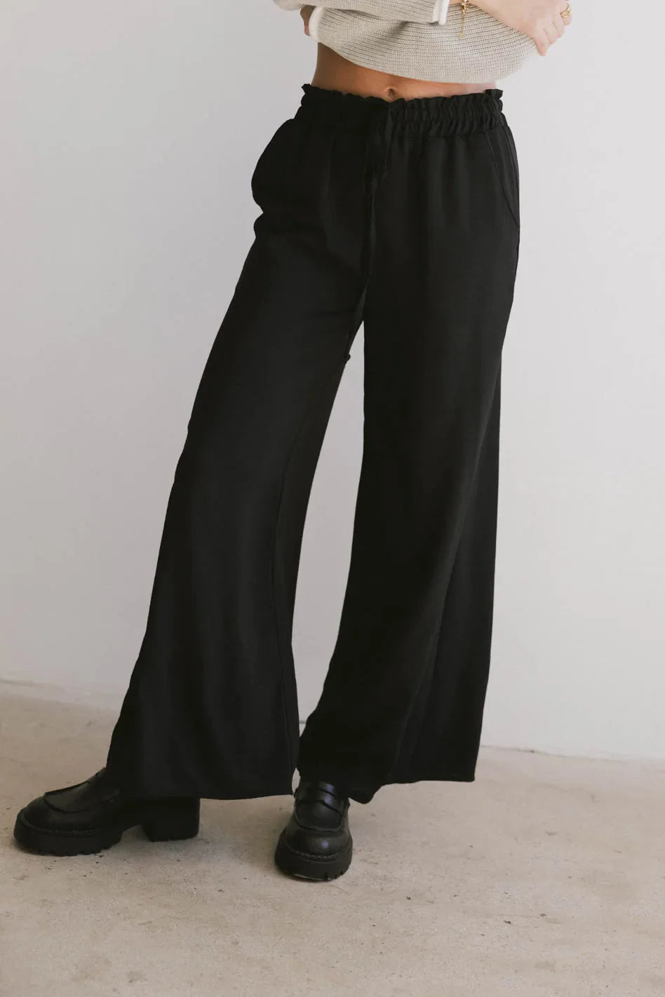 Elastic waist pants in black