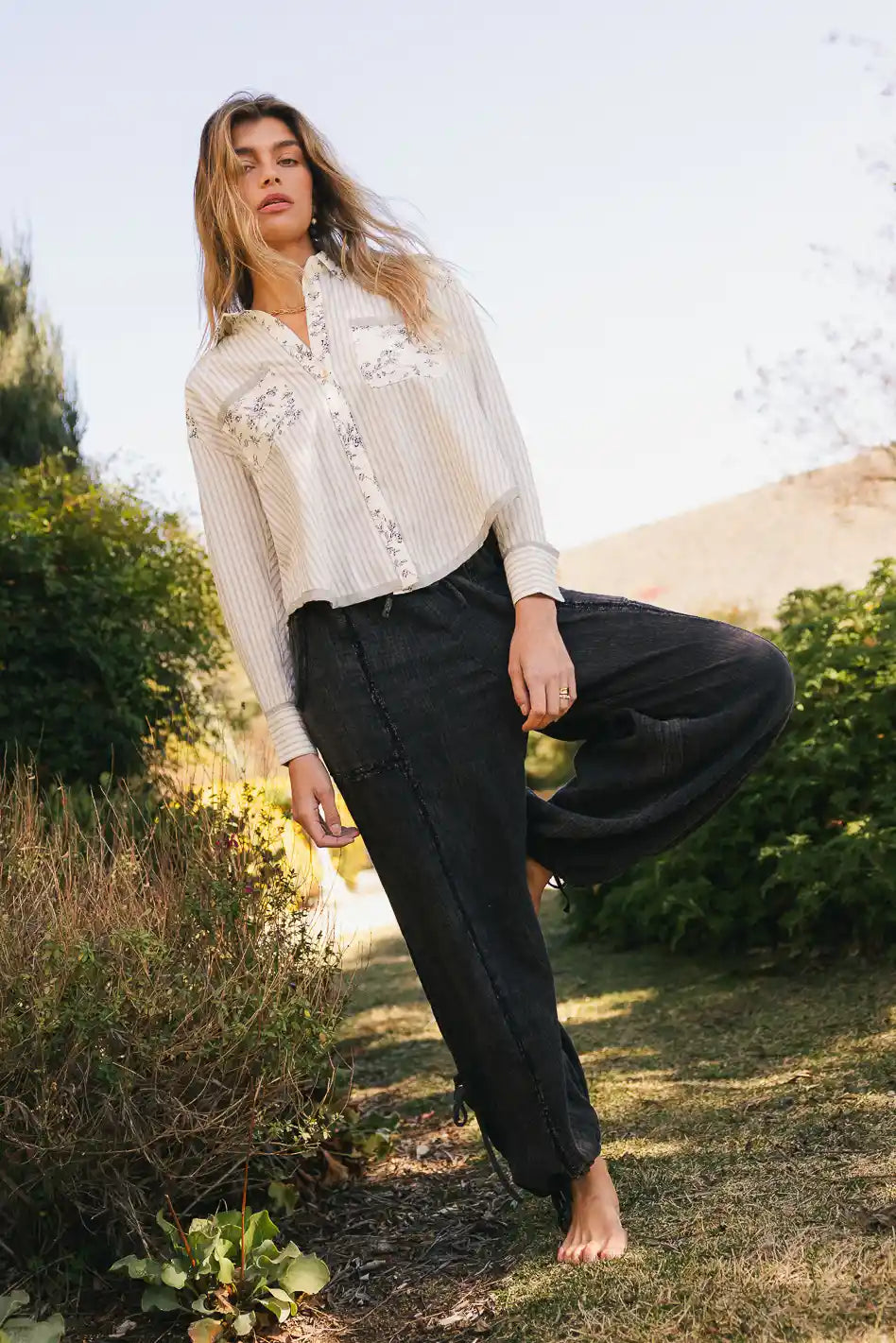 elastic waistline on gray pants