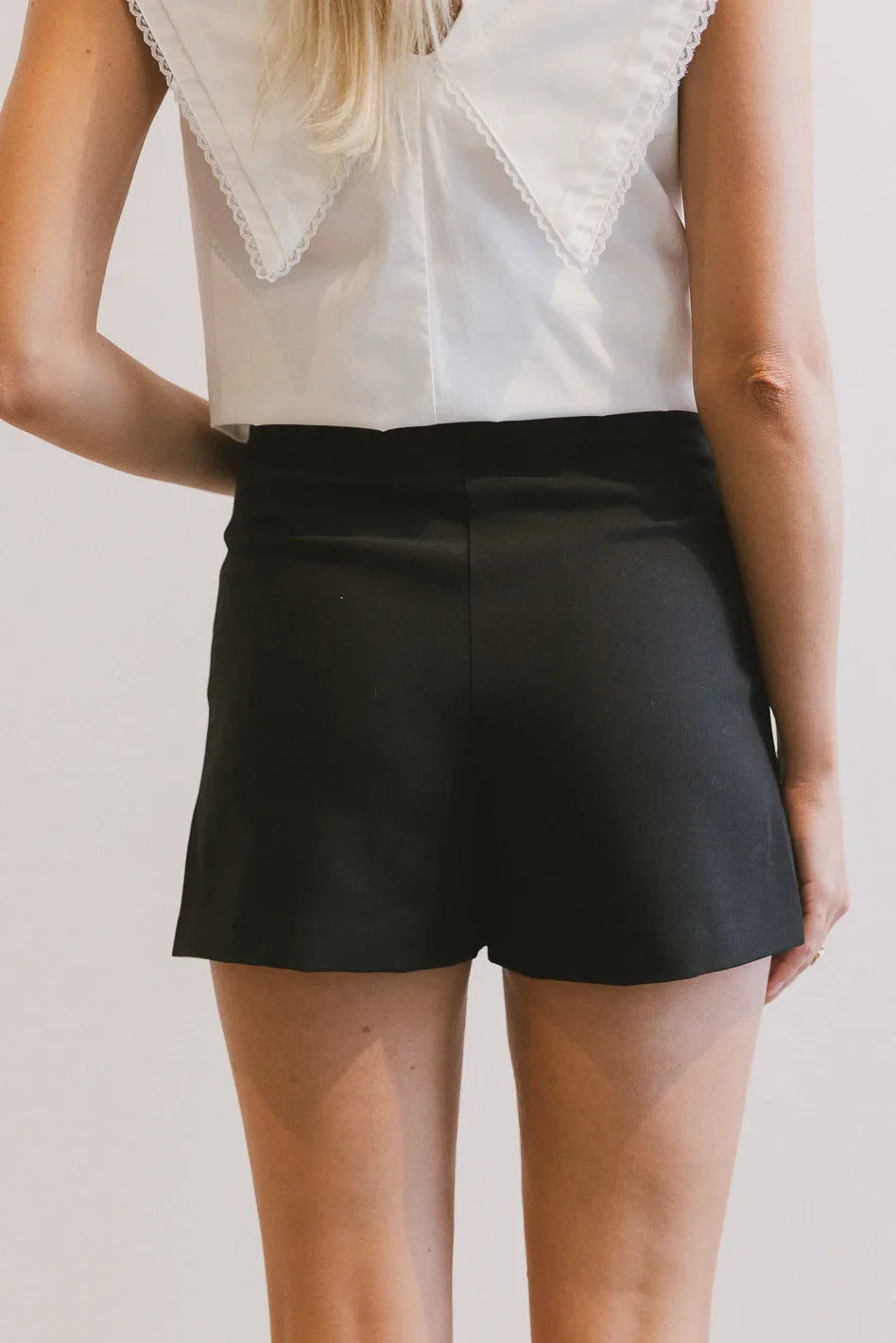 Plain color skort in black