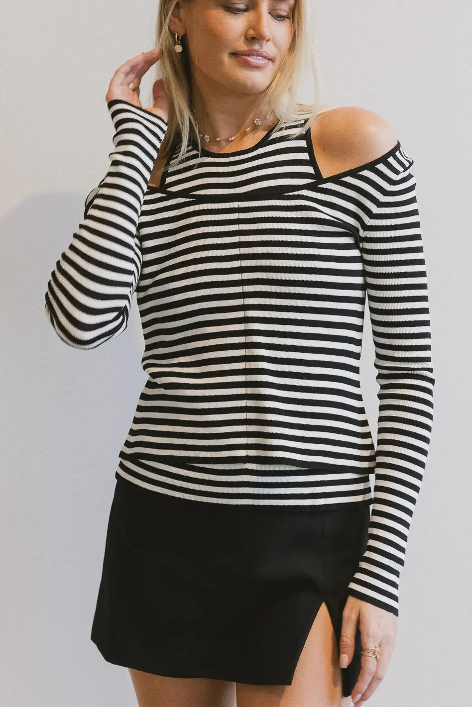 Round neck shoulder in black