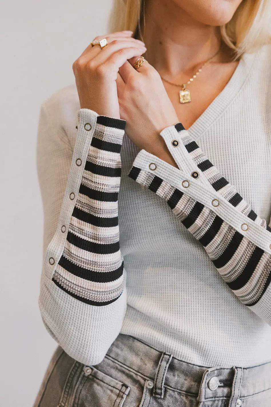 Cuff buttons top in grey